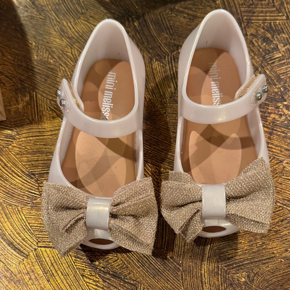 Mini Melissa Girls' Light Pink Mary Jane with Sparkle Gold Bow - toddle size 7